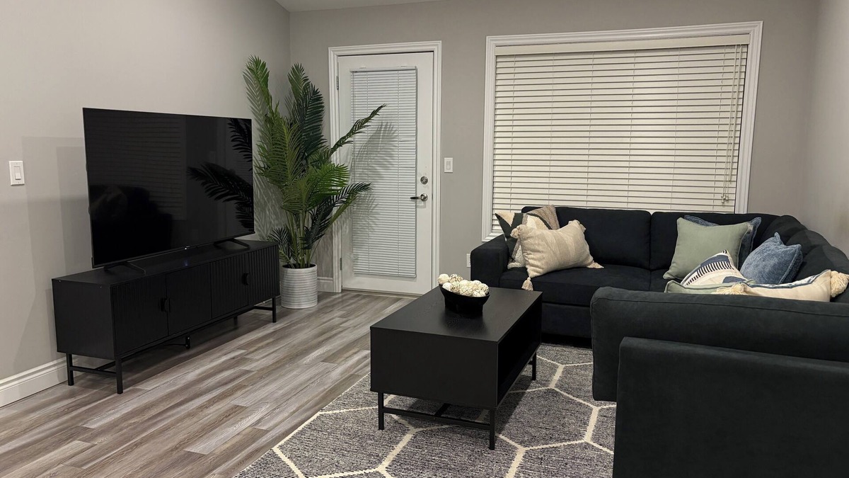 Windsor House | Cozy home, 4 mins drive to Windsor airport & 10 mins drive to Detroit border