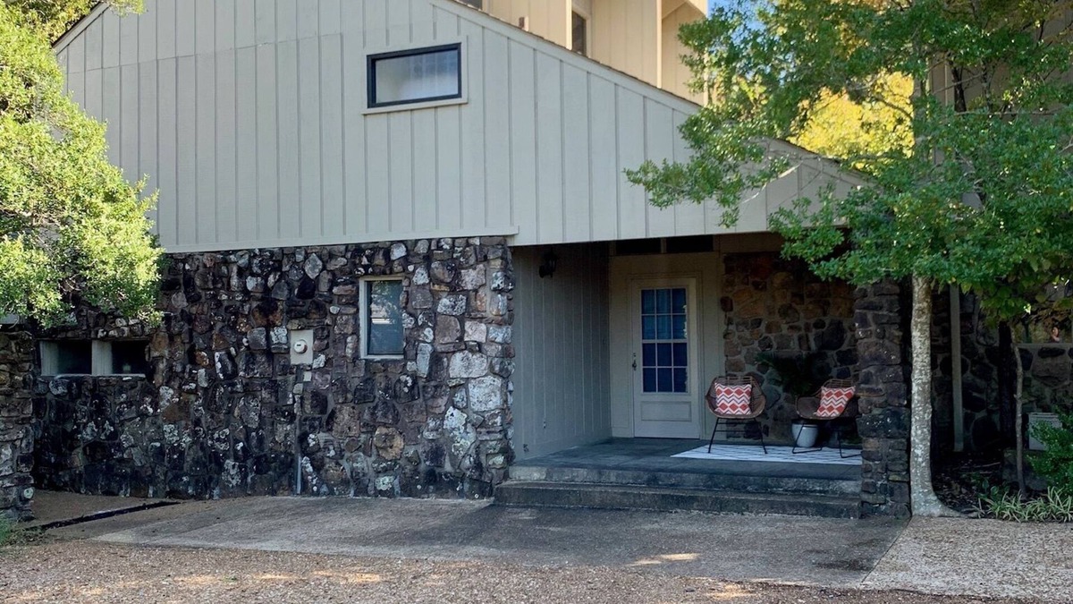 Eden Isle House | Cozy home across from Red Apple Inn and 20 minutes from Little Red River!