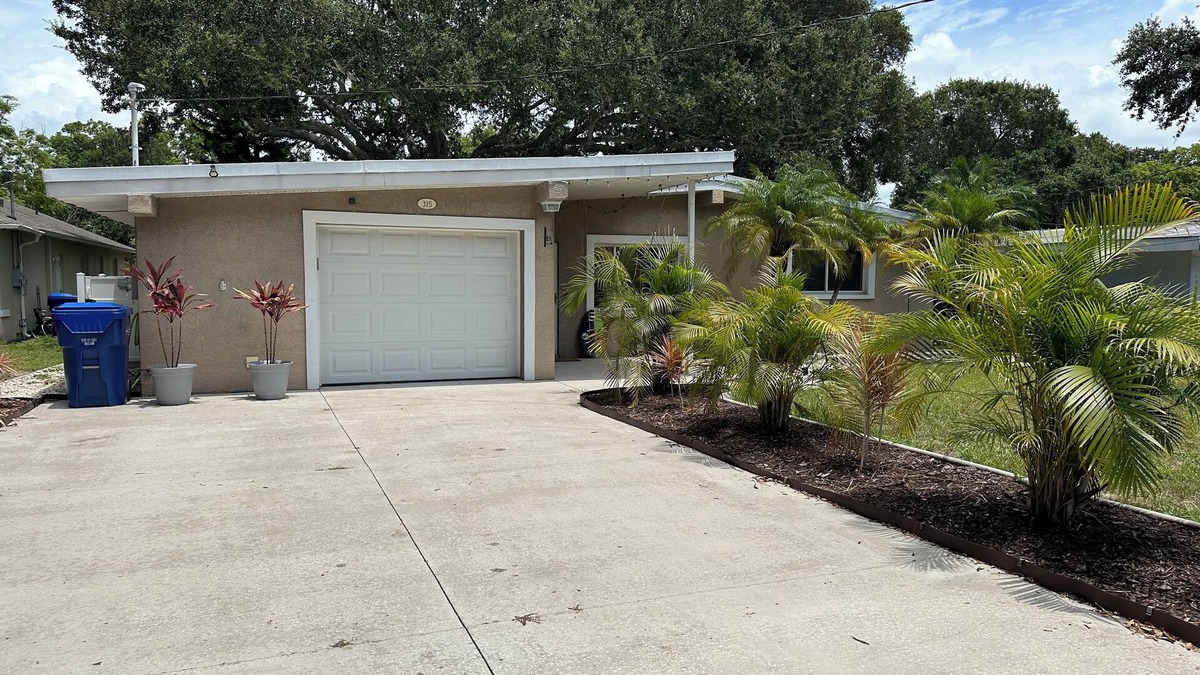 Largo House | Cozy home and minutes from the beaches