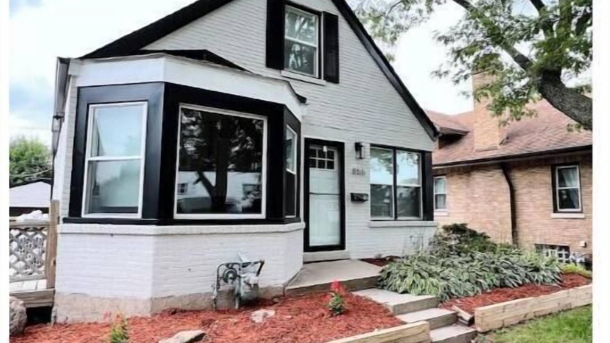 Des Plaines House | Cozy Home by O'Hare + EV Plug