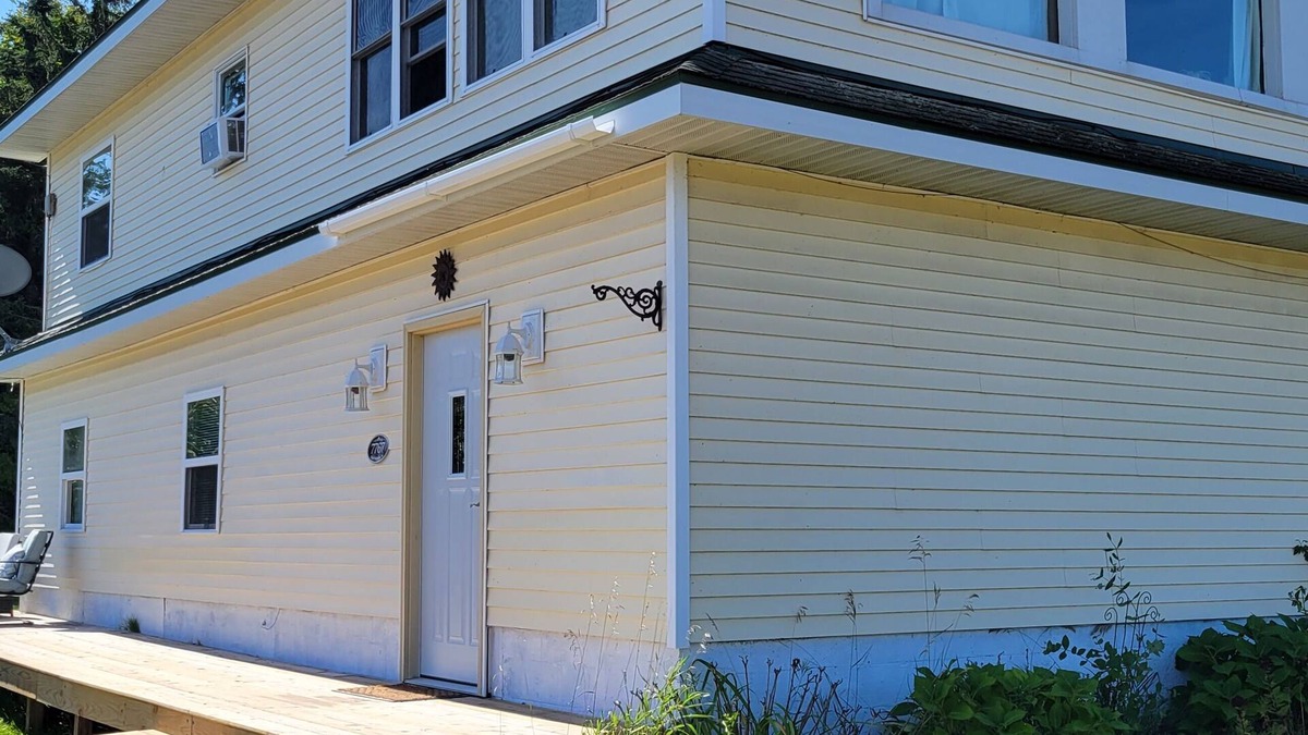 Christmas House | Cozy home centrally located with view of lake Superior and comfy beds!