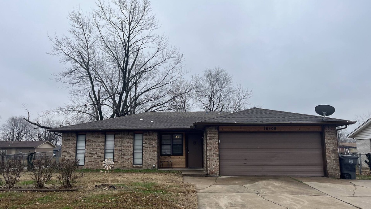 Tower Heights House | Cozy home close to all Tulsa has to offer. Pet Friendly! Fenced back yard