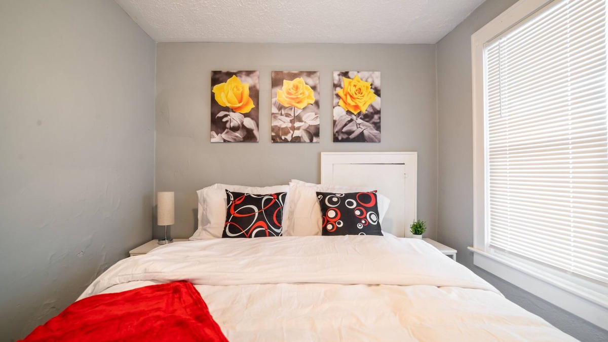 Barberton House | Cozy Home Close to Cuyahoga, Portage Lakes, University, and Hospital