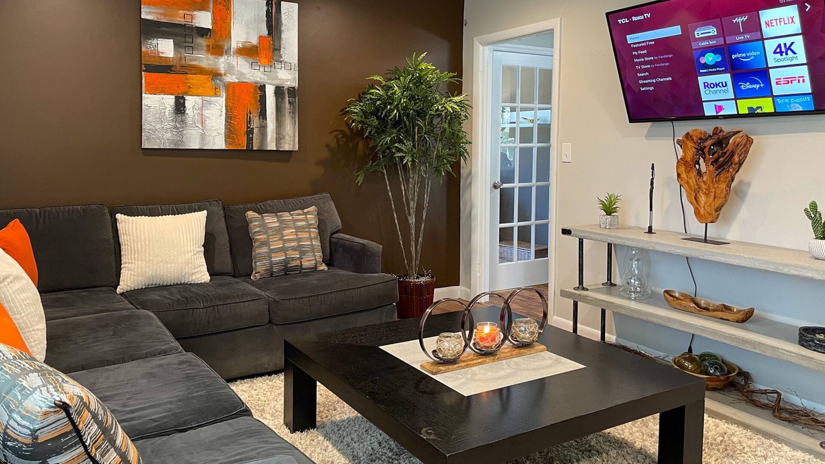 Apex House | COZY HOME CLOSE TO JORDAN LAKE AND DOWNTOWN APEX!