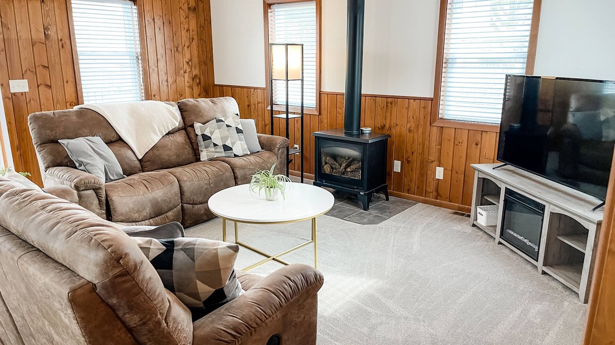 Fairmont House | Cozy Home-Close to Lake & Centrally Located!