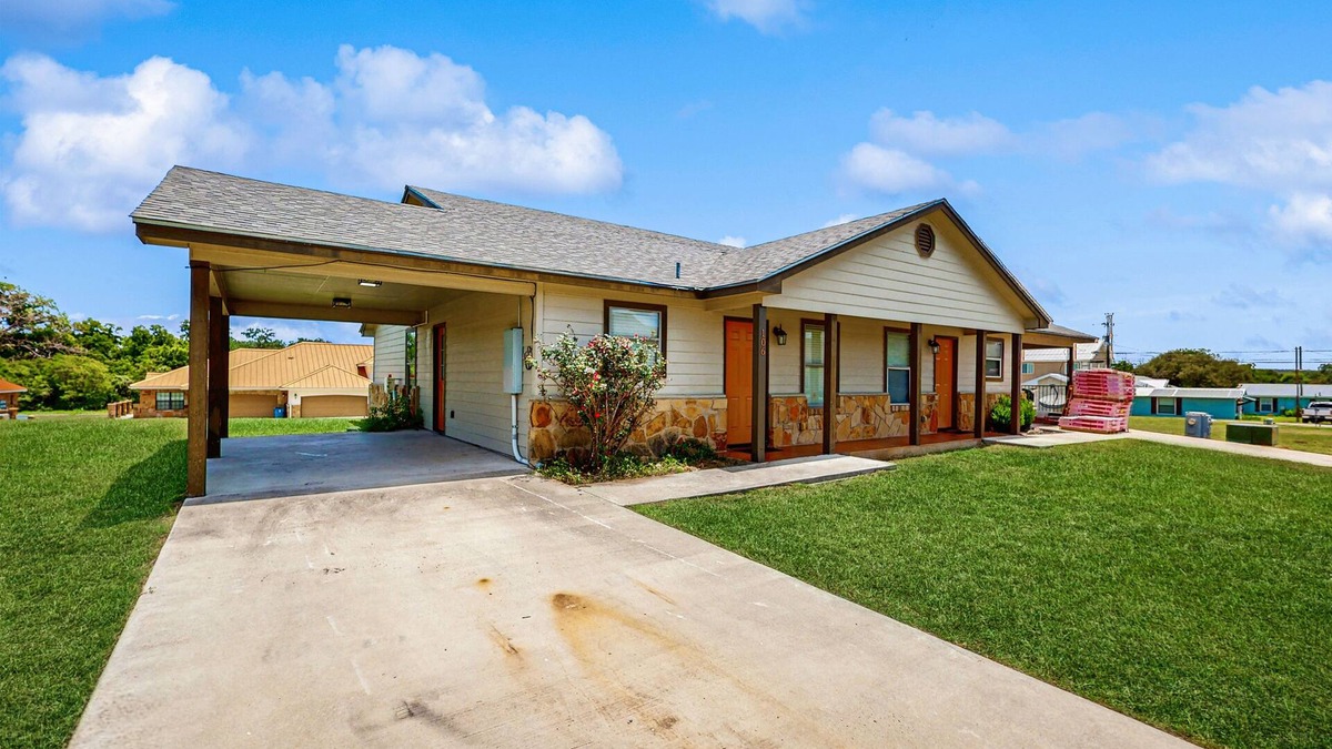 Kingsland House | Cozy home, close to LBJ with full kitchen, living room, patio and WIFI