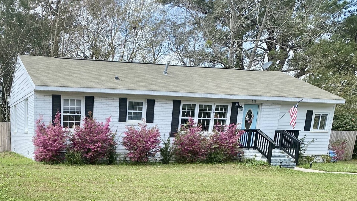 Mossy Oaks House | Cozy home close to Parris Island with large fenced yard! Newly renovated!