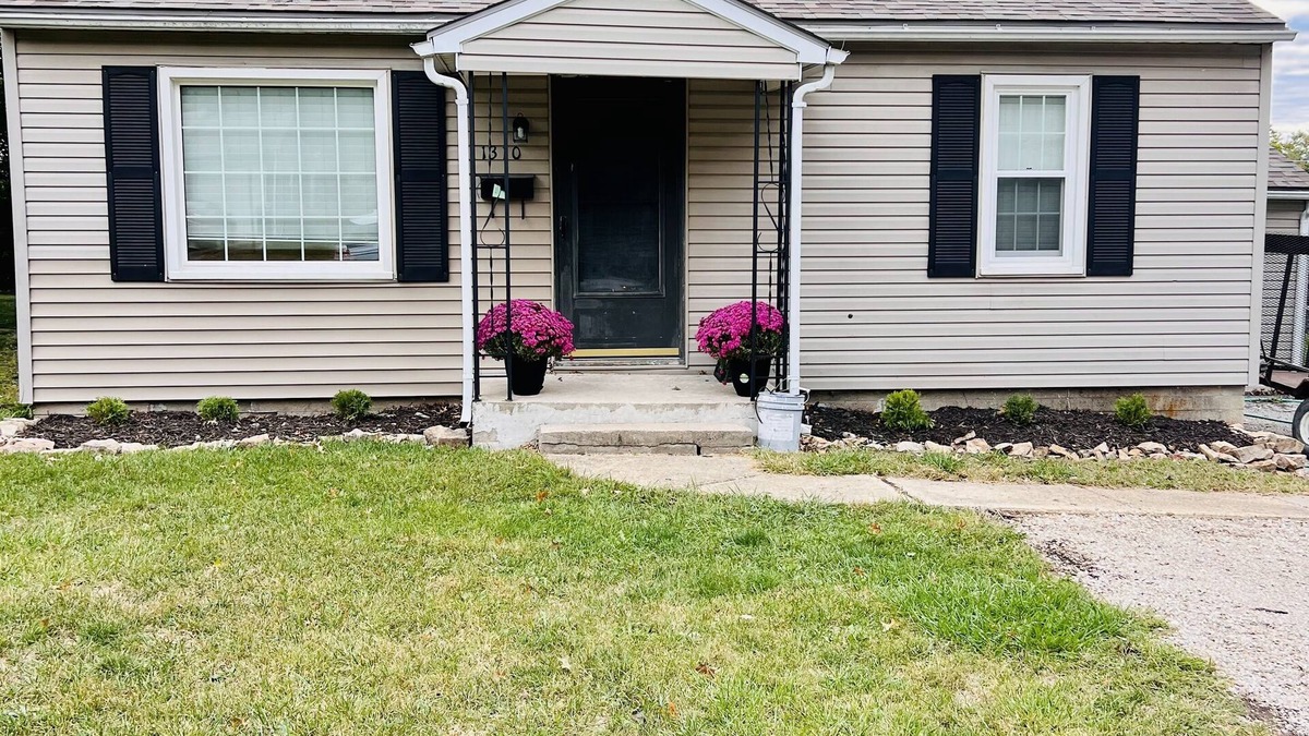 Chillicothe House | Cozy home close to park and YMCA. Kid & Pet Friendly - fenced in backyard.