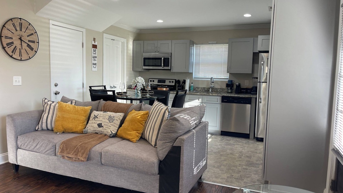 Douglasville House | Cozy Home Downtown- easy access to Greystone Amphitheater, ATL Airport, 6 Flags+