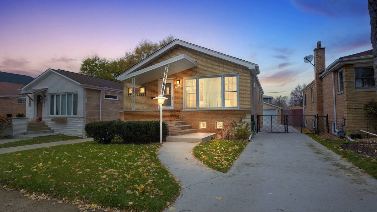 Evergreen Park House | Cozy Home, Extended Stay, near Chicago & Hospitals