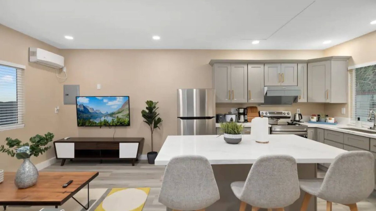 Glendora House | COZY HOME｜Fast WiFi｜4k Smart TV | For Families