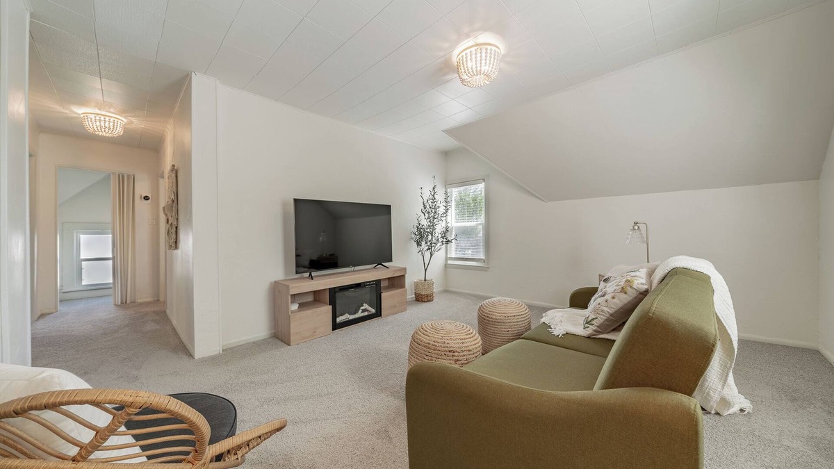 Appleton House | Cozy Home Fenced Yard Fully Furnished in Quite Neighborhood