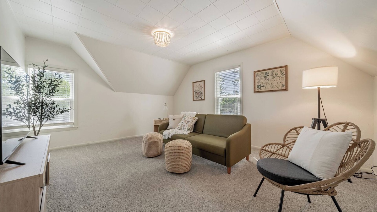 Appleton House | Cozy Home Fenced Yard Fully Furnished in Quite Neighborhood