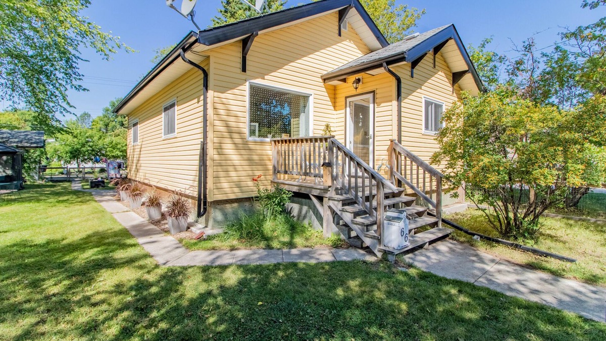Gimli House | Cozy Home-> Ideal Town location - walk to beach + everything + great fenced yard