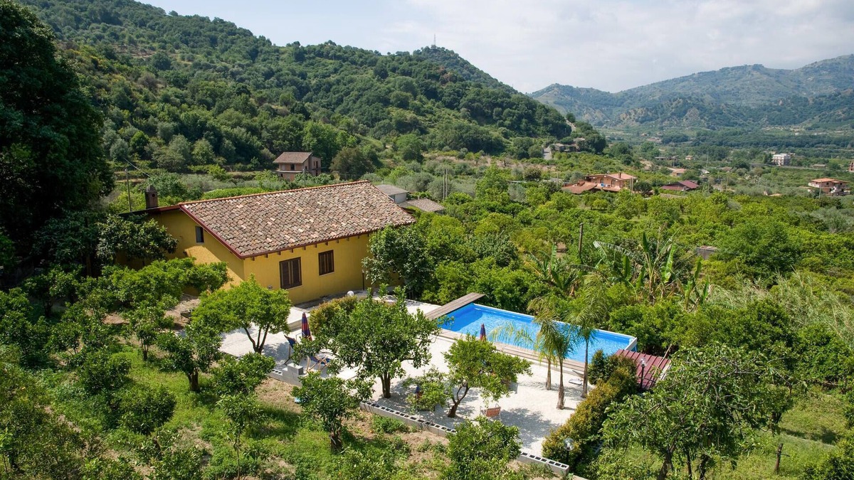 Gaggi House | Cozy home in Gaggi with jacuzzi