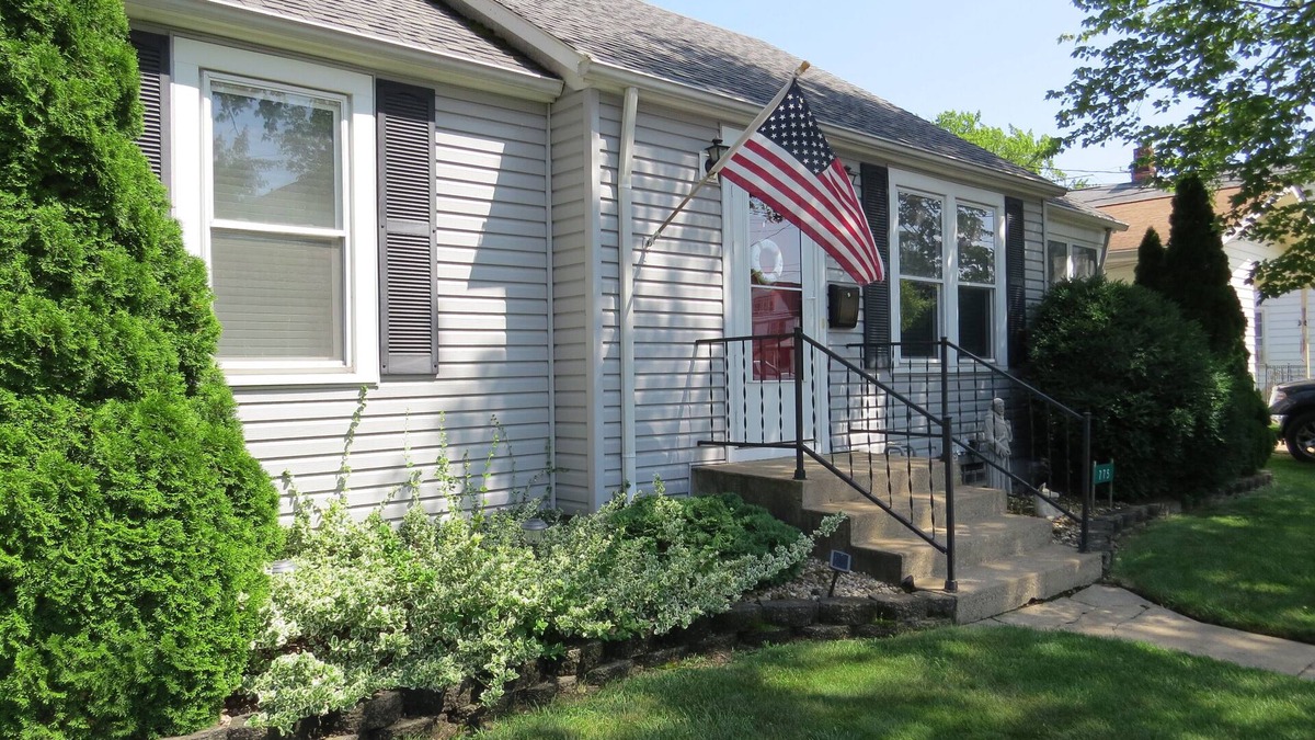 Vermilion House | Cozy Home in Harbortown Districtnminutes from local shopping and restaurants