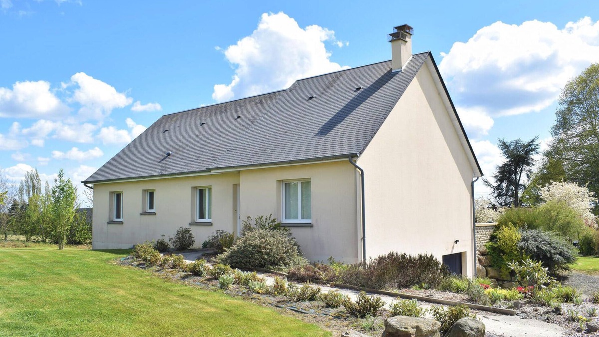 Montchamp House | Cozy home in Montchamp with kitchen