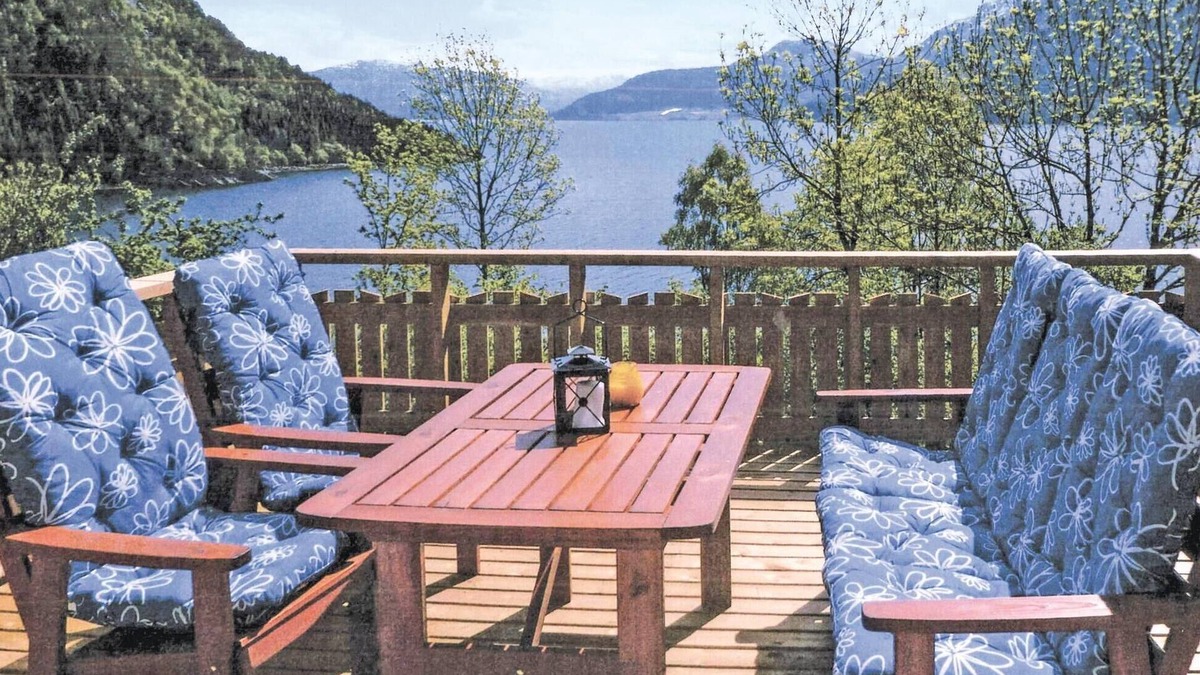 Torheim House | Cozy home in Nordfjordeid with kitchen