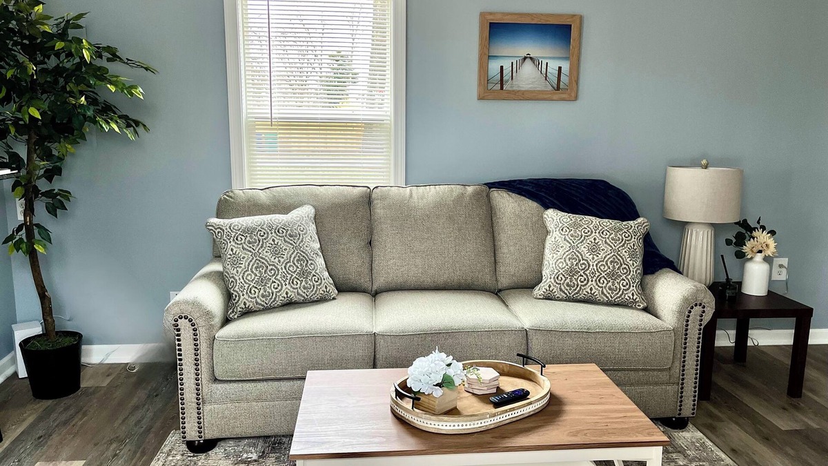 Warwick House | Cozy Home in Oakland Beach Nearby Airport