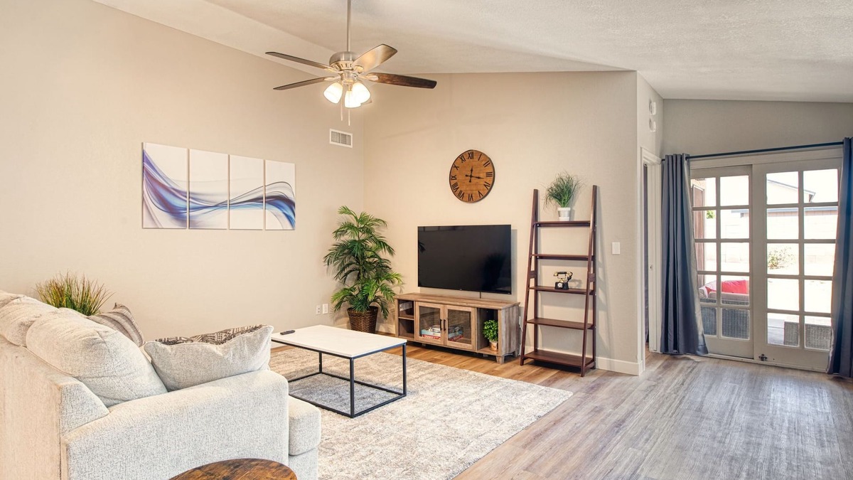 Harbor View House | Cozy Home in Peoria great for families, travel workers or staycations!
