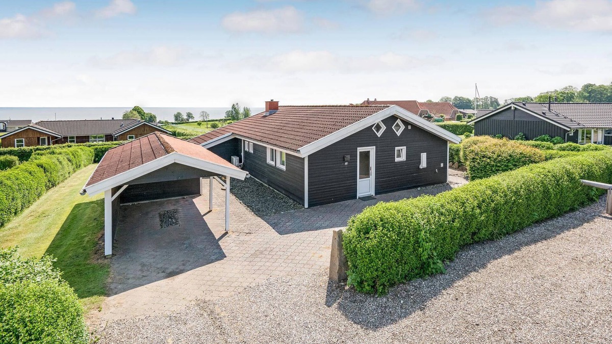 Grønninghoved Strand House | Cozy home in Sjølund with sauna