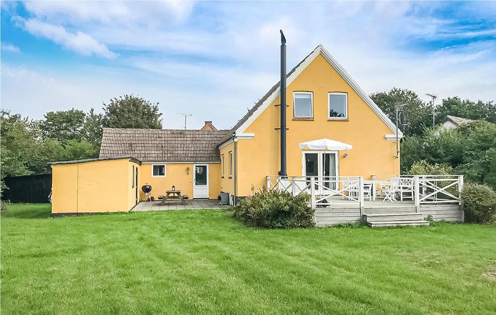 Østermarie House | Cozy Home In stermarie With Kitchen