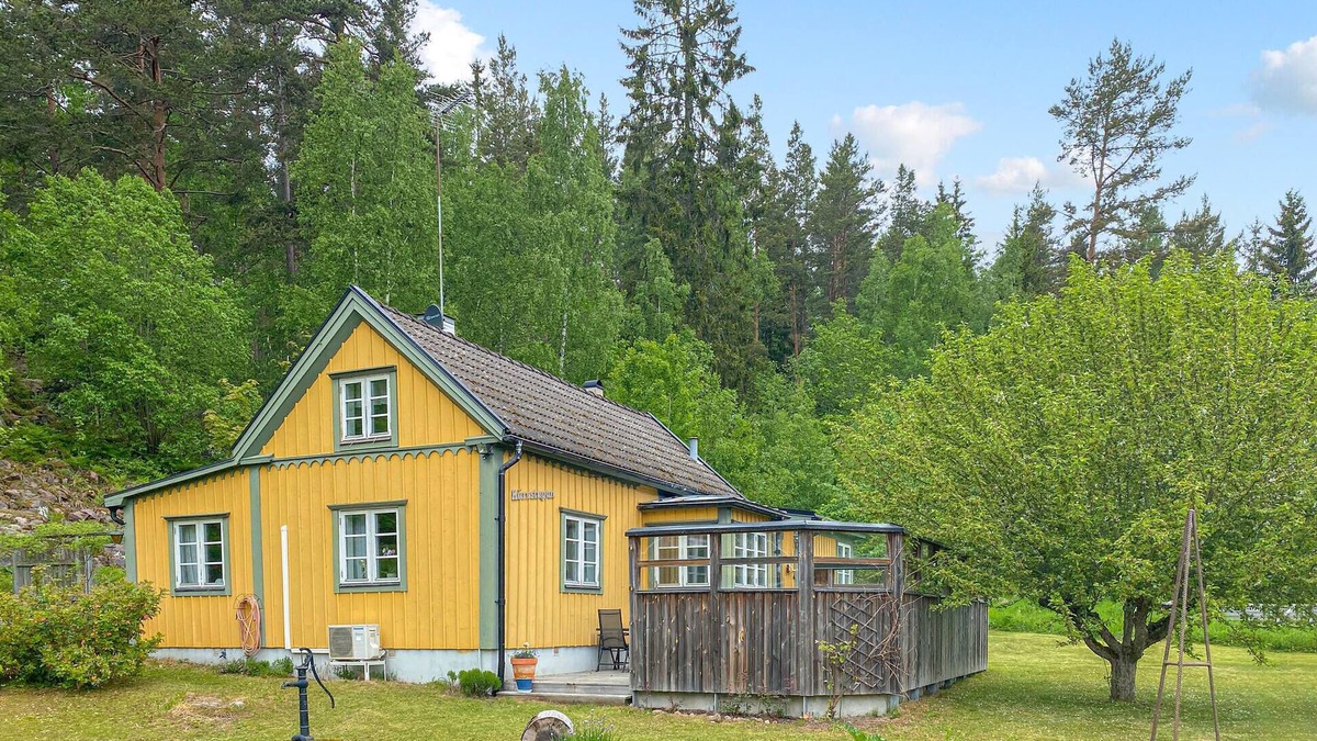 Tranas House | Cozy home in Tranås with kitchen