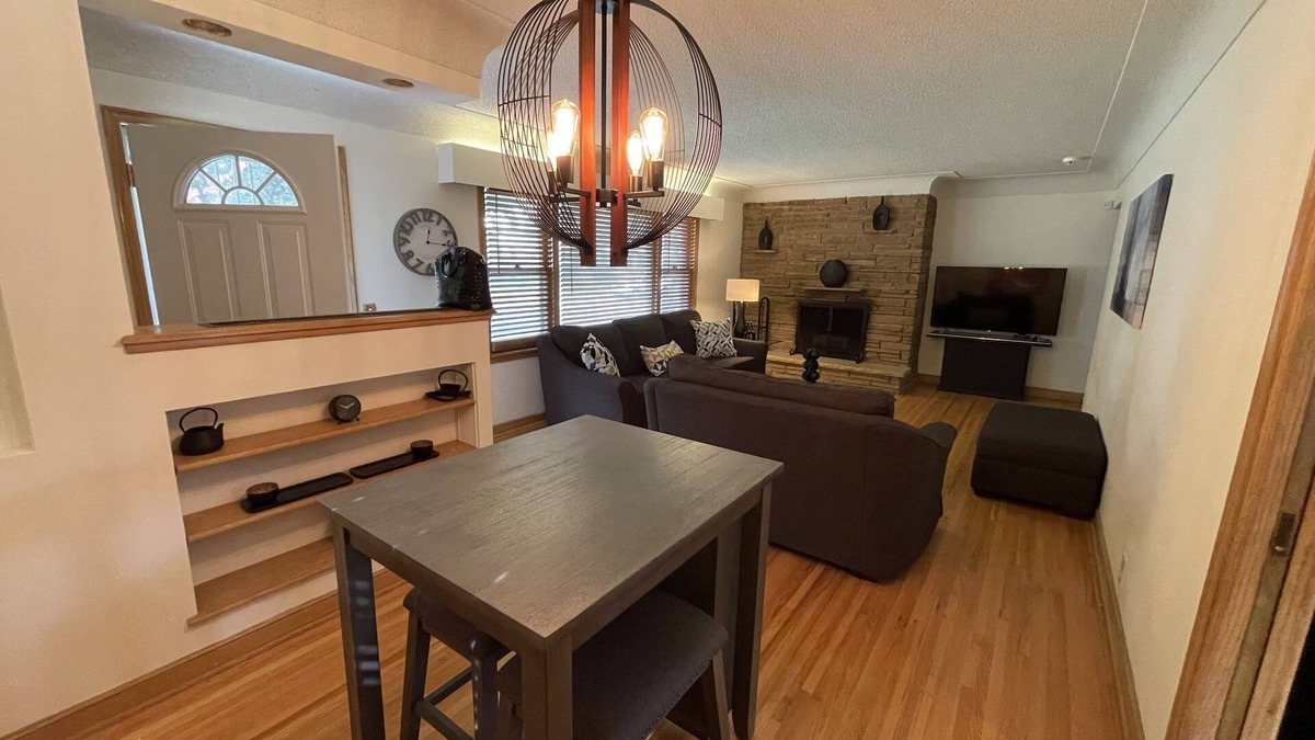 Victory House | Cozy Home in Victory Pkwy!