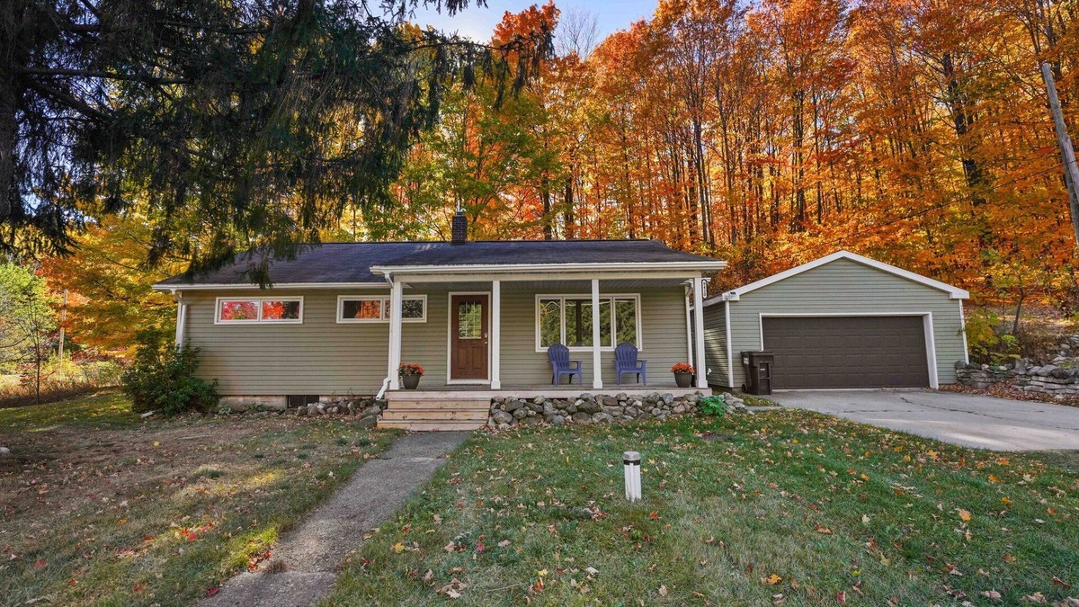 Traverse City House | Cozy Home in Wine Country - Wine Season Open!