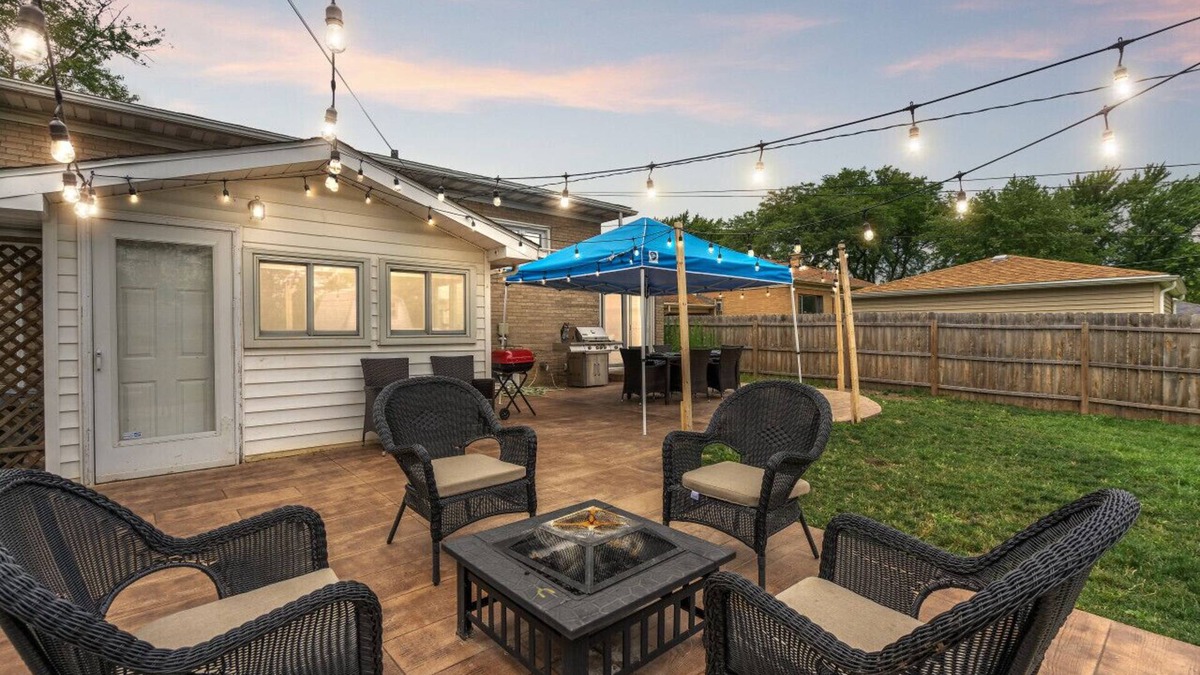 Highland Hills House | Cozy Home | King Bed | 10P | Metra | Chicago Suburb