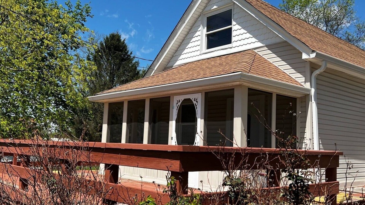 Greenville House | Cozy home located close to Louisville that features 2 separate living areas.