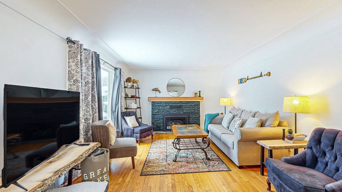 Lake Leelanau House | Cozy Home Located near Lakes & Trails, large backyard, eV charger & WIFI