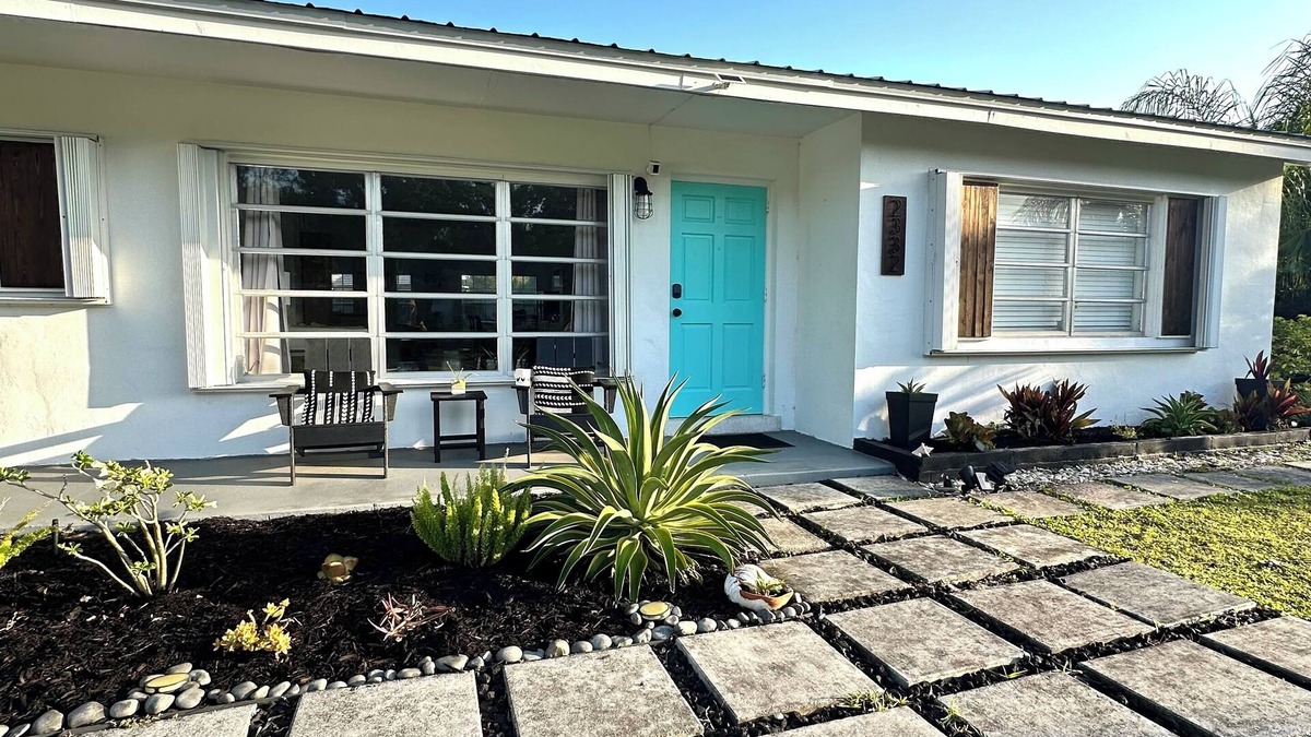 Melbourne House | Cozy Home, Minutes to Beach, Downtown Melbourne, Large Backyard with BBQ
