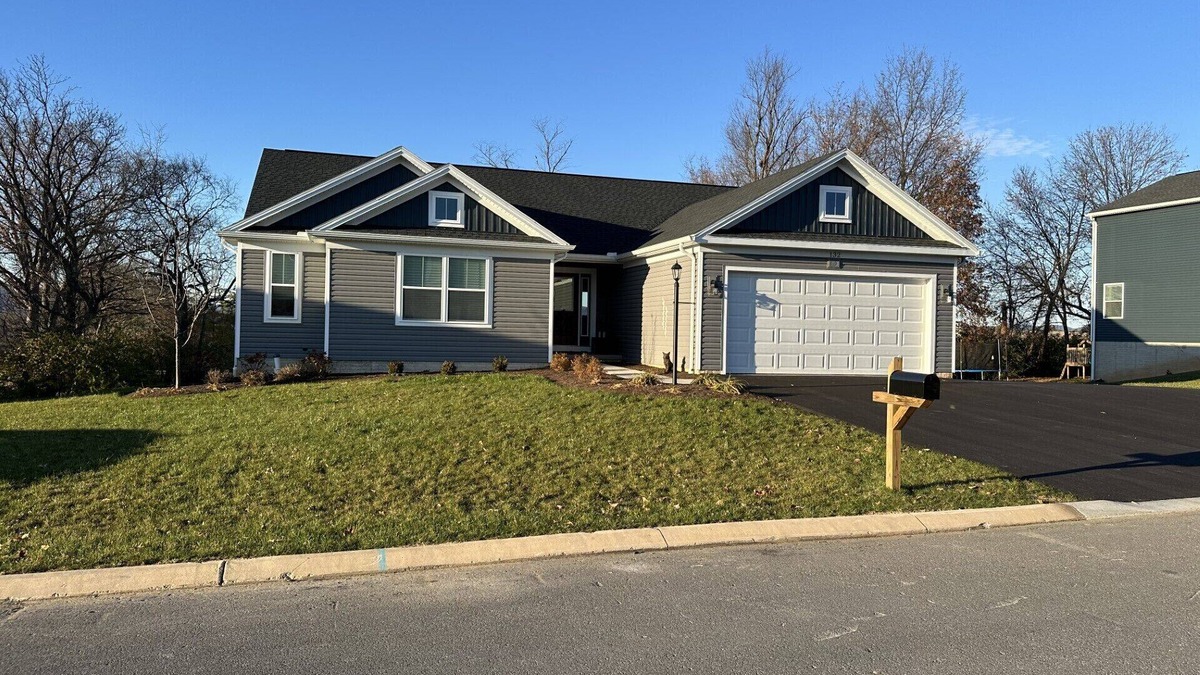 Bellefonte House | Cozy Home minutes to State College, Penn State & Historic Bellefonte. Sleeps 14