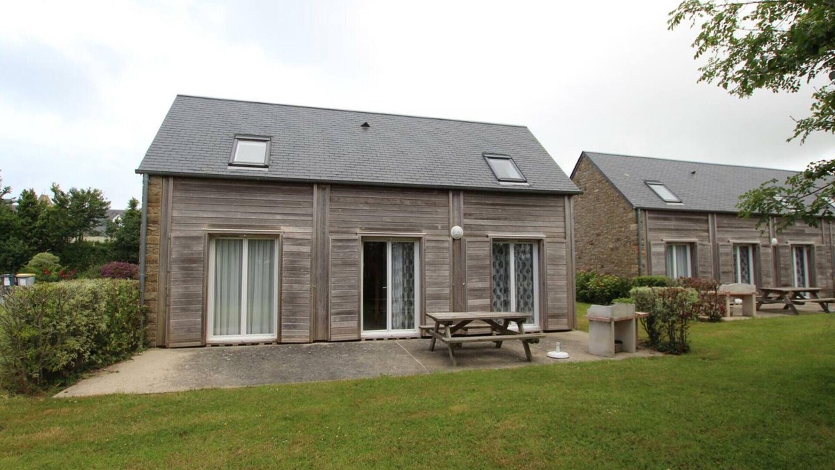 Biville Cottage | Cozy Home Near Beach, Close to GR223, with Garden, Terrace, Pets Welcome