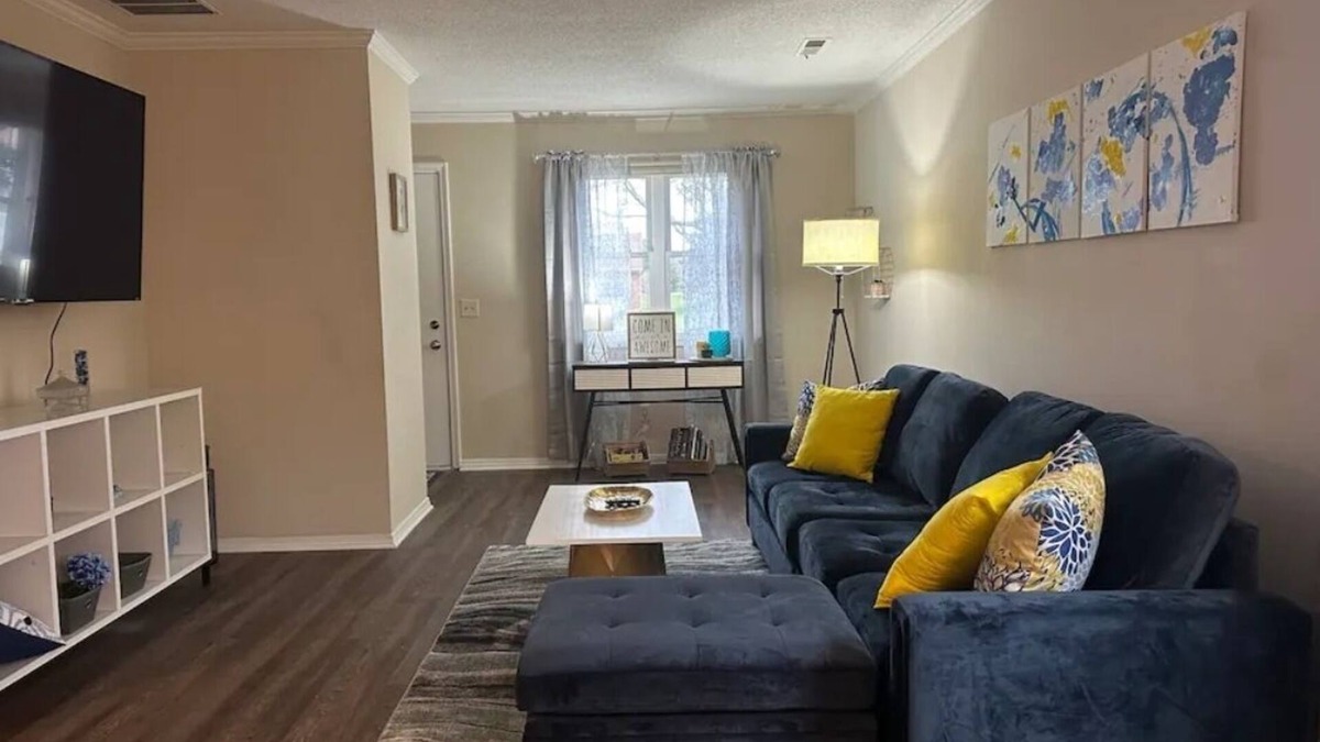 Fort Wayne House | Cozy home! Near downtown, St. Francis, mall, Fort Wayne Children's Zoo and more!