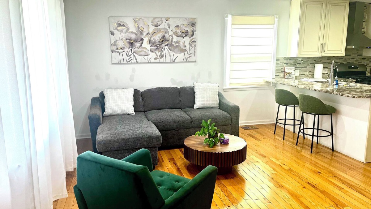 Des Plaines House | Cozy Home near O'Hare & fun Hubs with AC