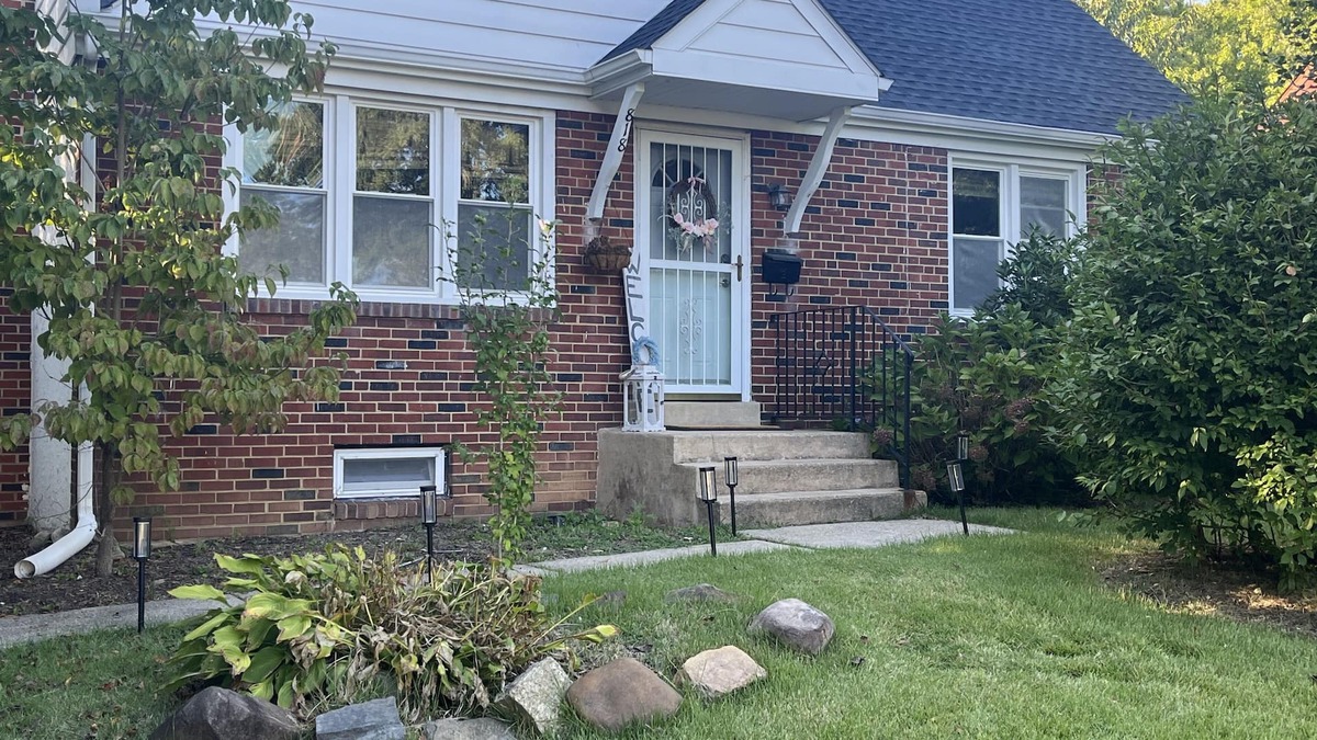Newark House | Cozy home near UD Campus and Main Street. Quiet neighborhood, has a fireplace!