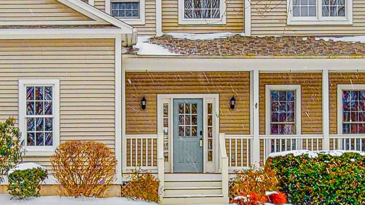 South Burlington House | Cozy home near park, deck, patio, bbq, soaking tub, TV, basketball, office, w/d