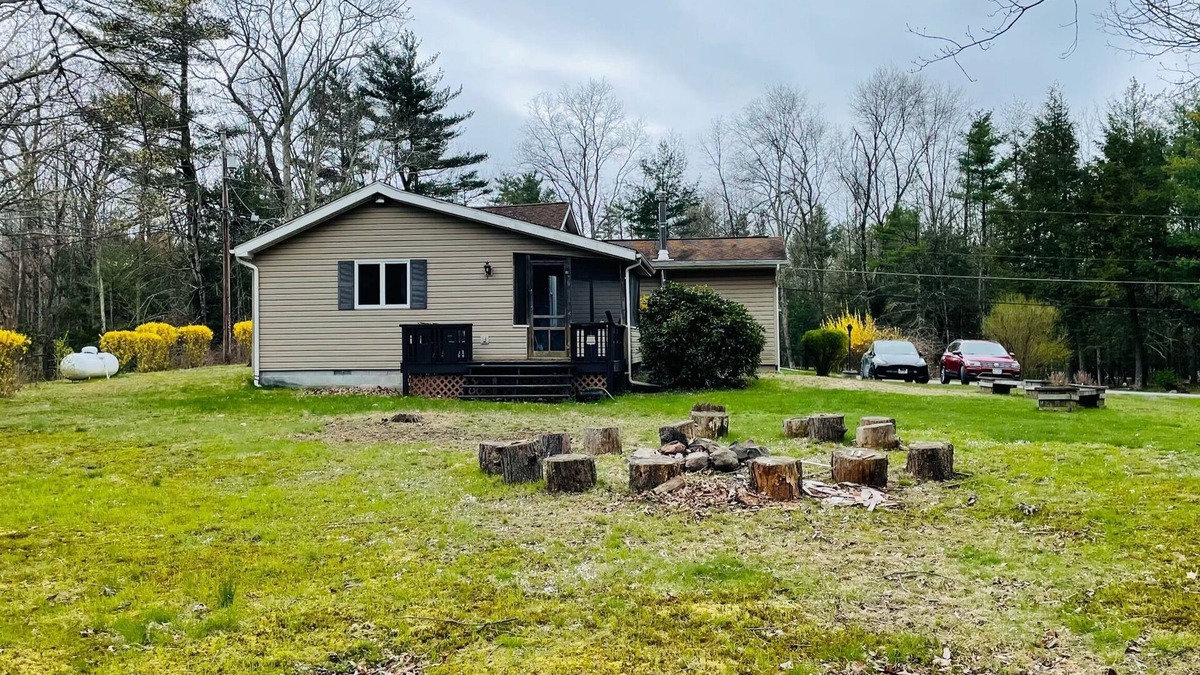 Saugerties Cottage | Cozy home near Woodstock/Saugerties. Pets welcome!