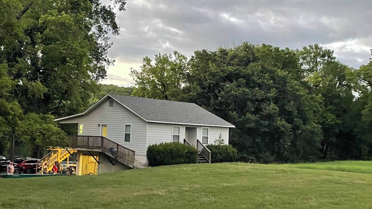 Lone Rock House | Cozy home nestled right on the White River boat ramp/great fishing.
