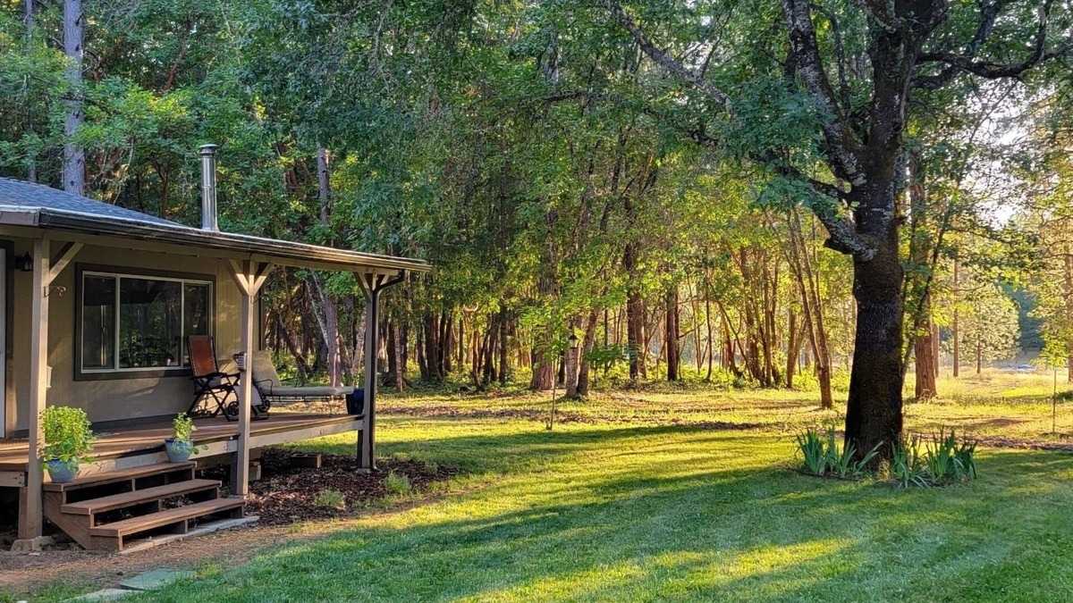 Murphy House | Cozy Home on 5 wooded acres.Close to Applegate River,Parks,Fishing and Vineyards