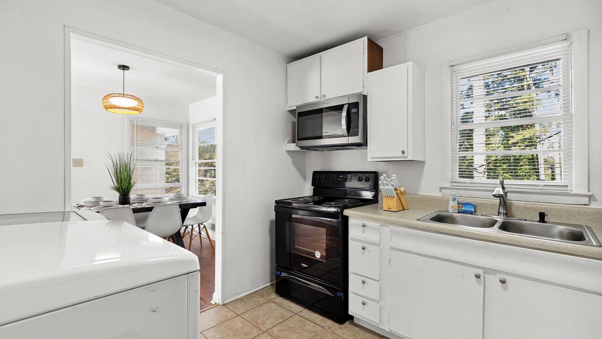 White Stone House | Cozy Home one block from The Creek Golf Club