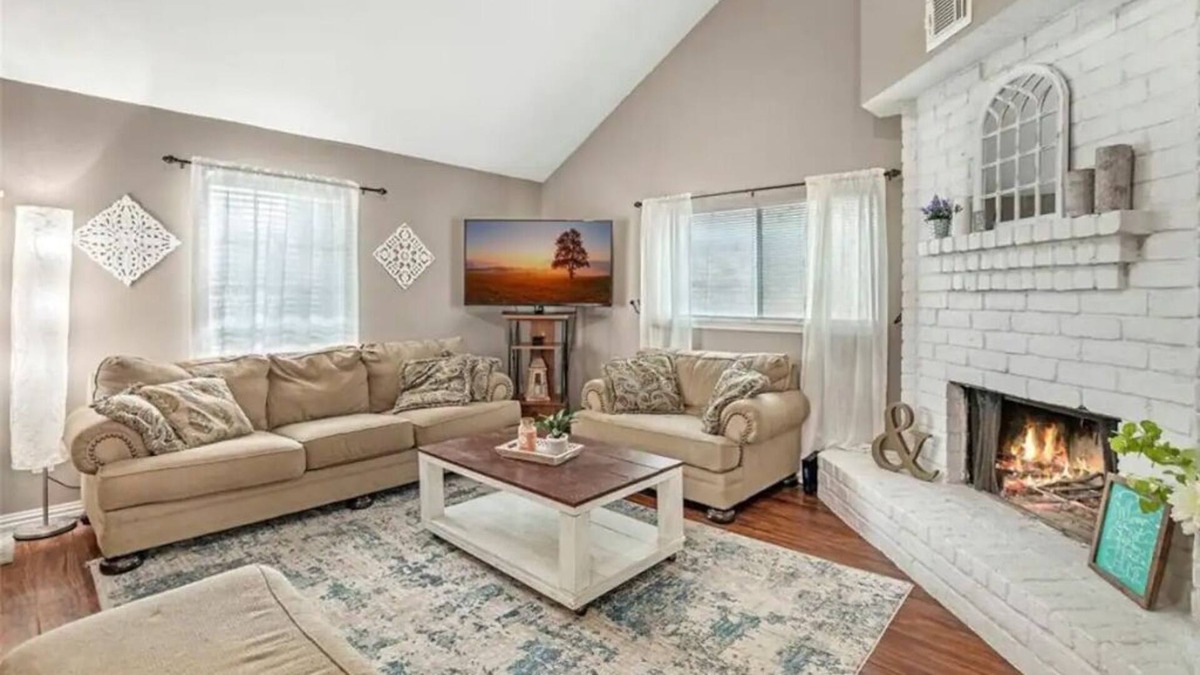 Huffman House | Cozy home w/ fast wifi, indoor fireplace in quiet cul-de-sac