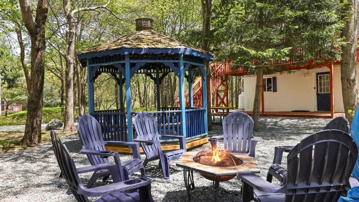 Long Pond House | Cozy Home w/Hot Tub close to Beach & Water parks!