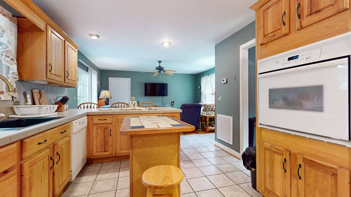 Kodak Cabin | Cozy home w/large yard, games, close to Douglas Lake - free attraction tickets