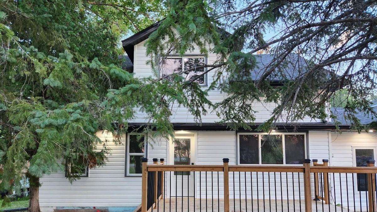 New Bothwell House | Cozy home with a fireplace in the living room, 25 minutes from Winnipeg!