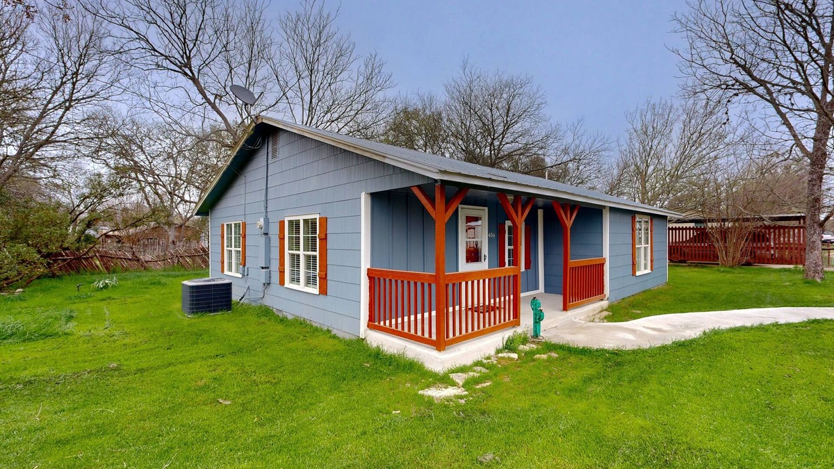 Bandera House | Cozy home with BBQ pit in Cowboy Capital of the World, walk to Medina River
