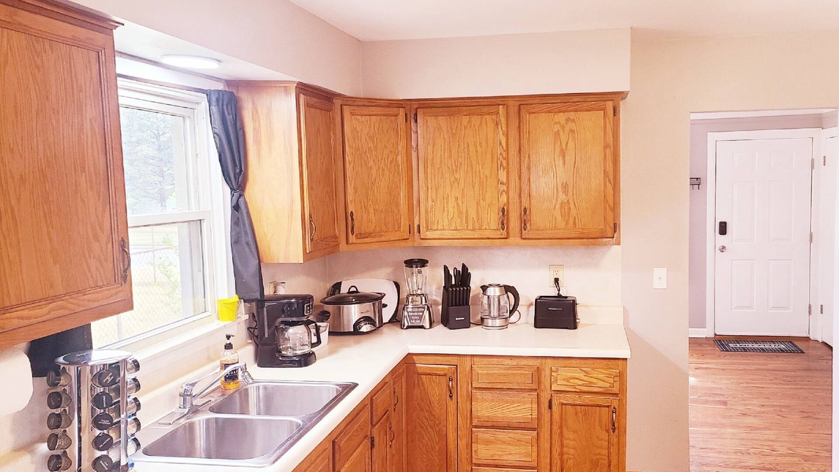 Westland House | Cozy Home with Bonefire: 30 mins from Detroit/AA