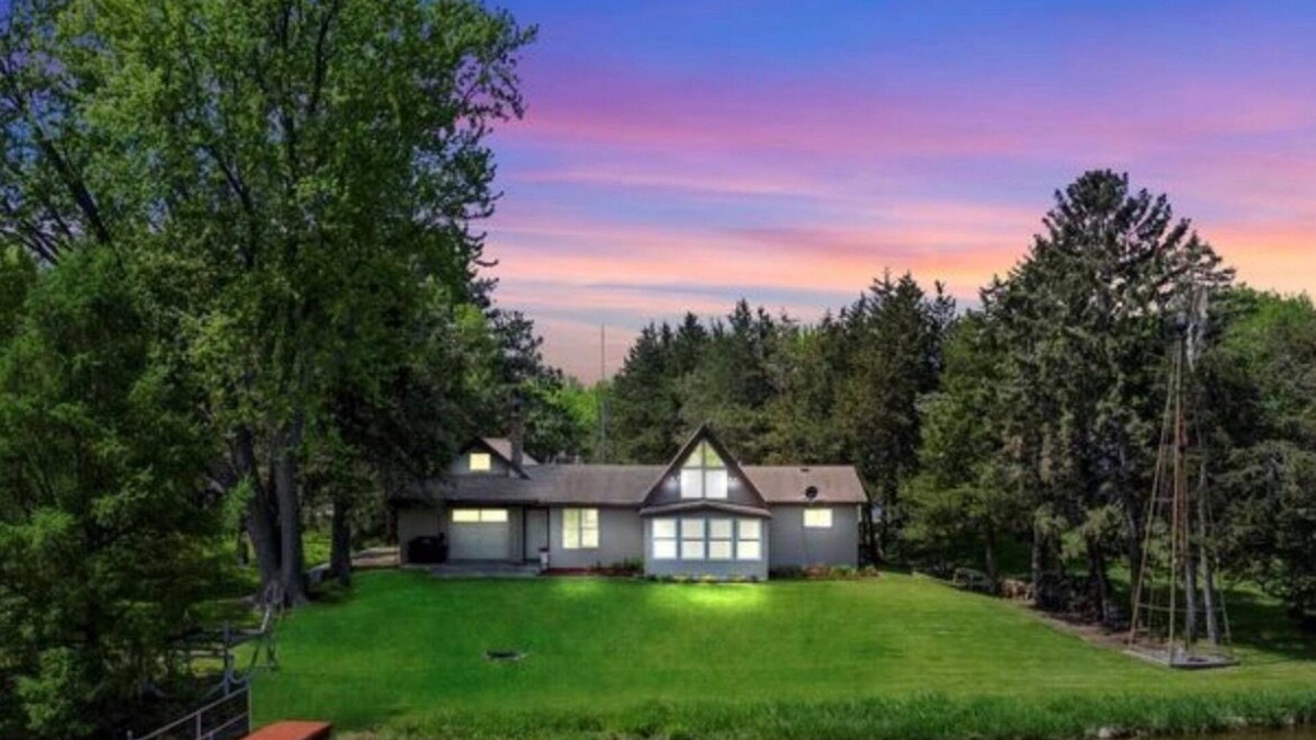 Watab House | Cozy home with breathtaking sunrises & view of Little Rock Lake for all seasons